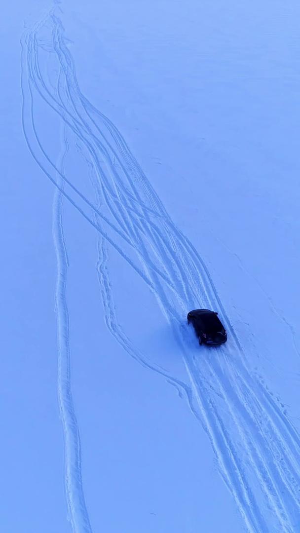 汽车在雪地上行驶视频的预览图