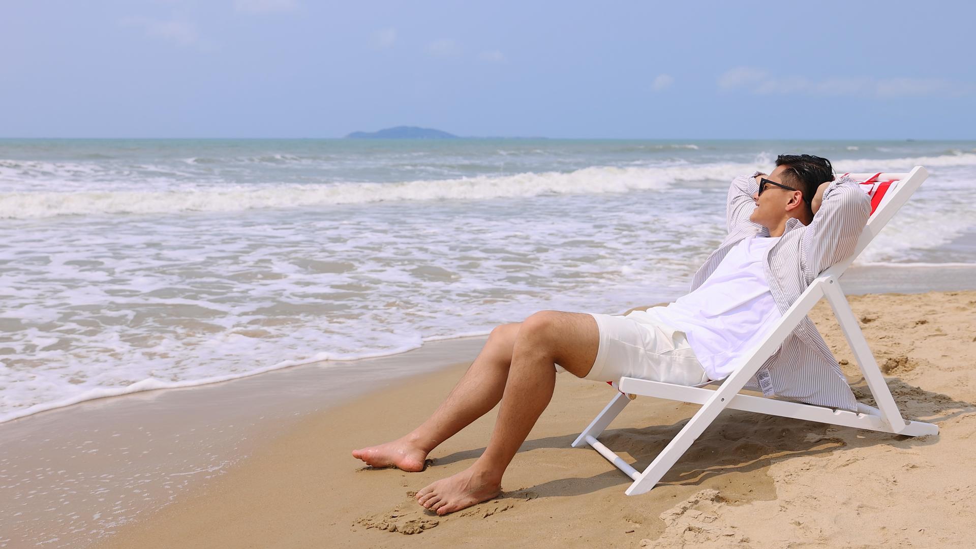 沙滩椅上享受生活的男青年视频的预览图