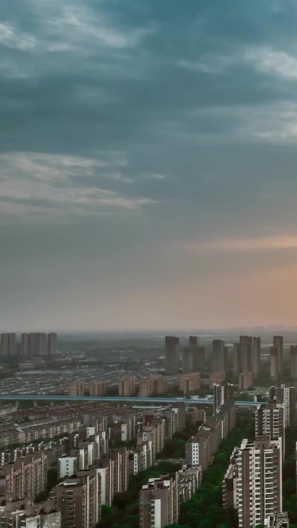 航拍延时城市全景日落夕阳云层延时摄影33视频的预览图