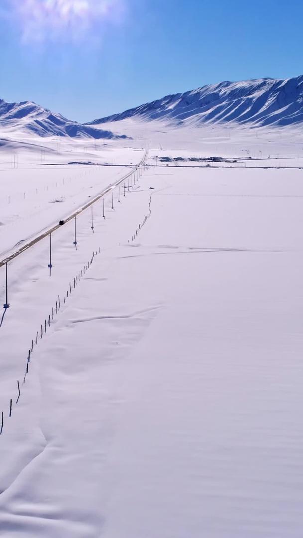 大雪中的天山山脉和山脚下的公路视频的预览图