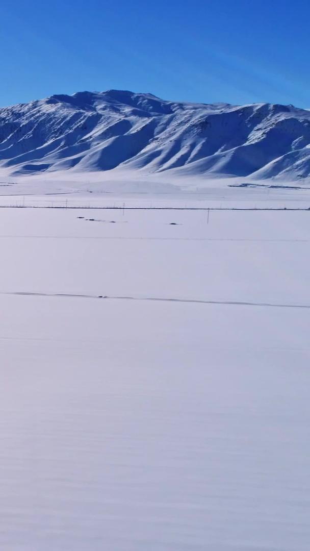 大雪中的天山山脉和山脚下的公路视频的预览图