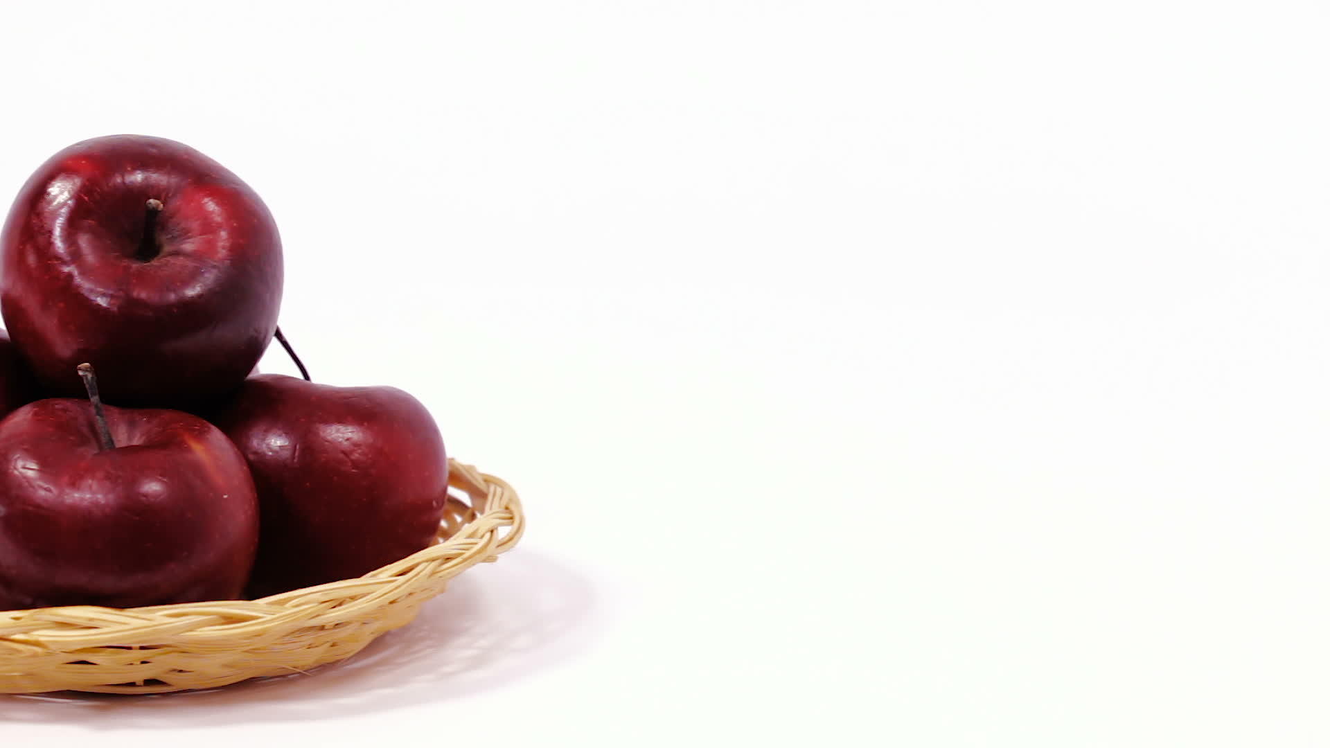 成熟的红苹果堆积在白色背景中隔离的维杰篮子里视频的预览图