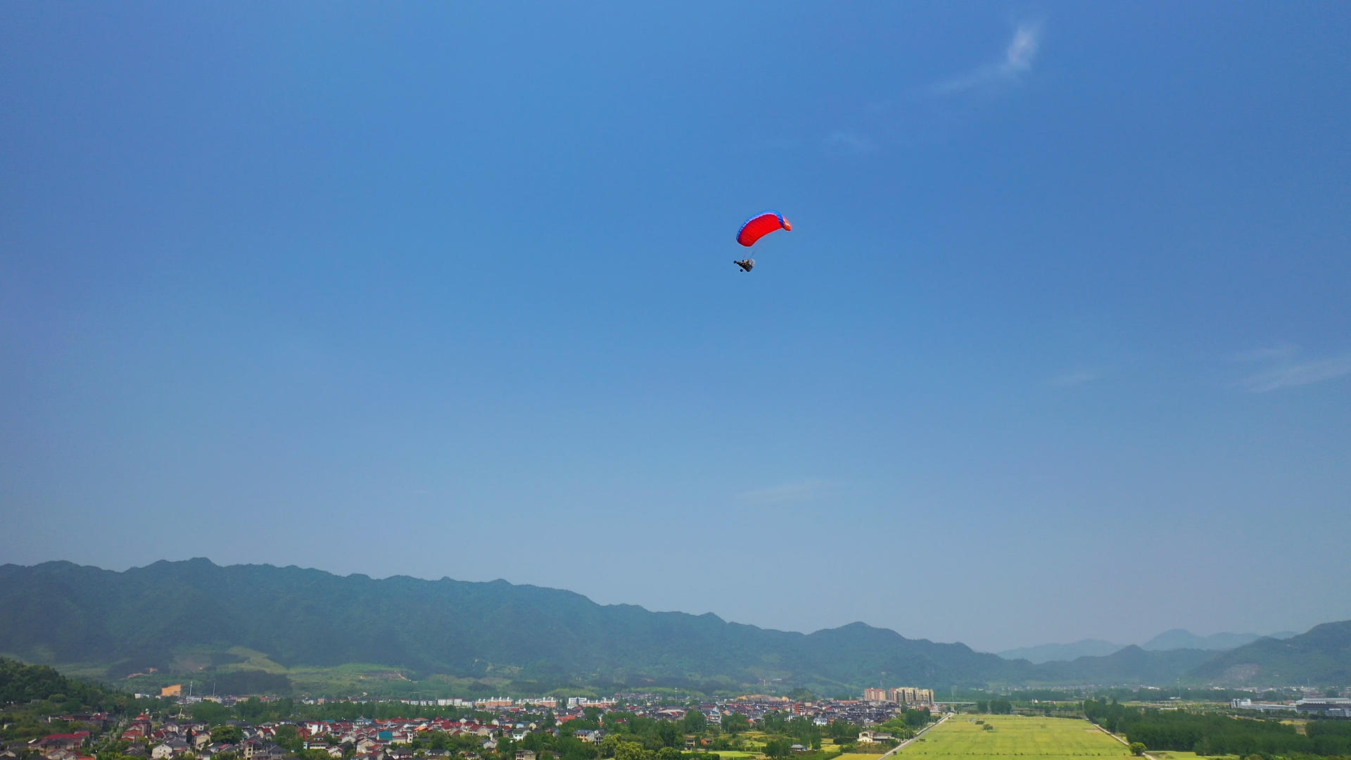 4K航拍跟拍滑翔伞运动合集视频的预览图