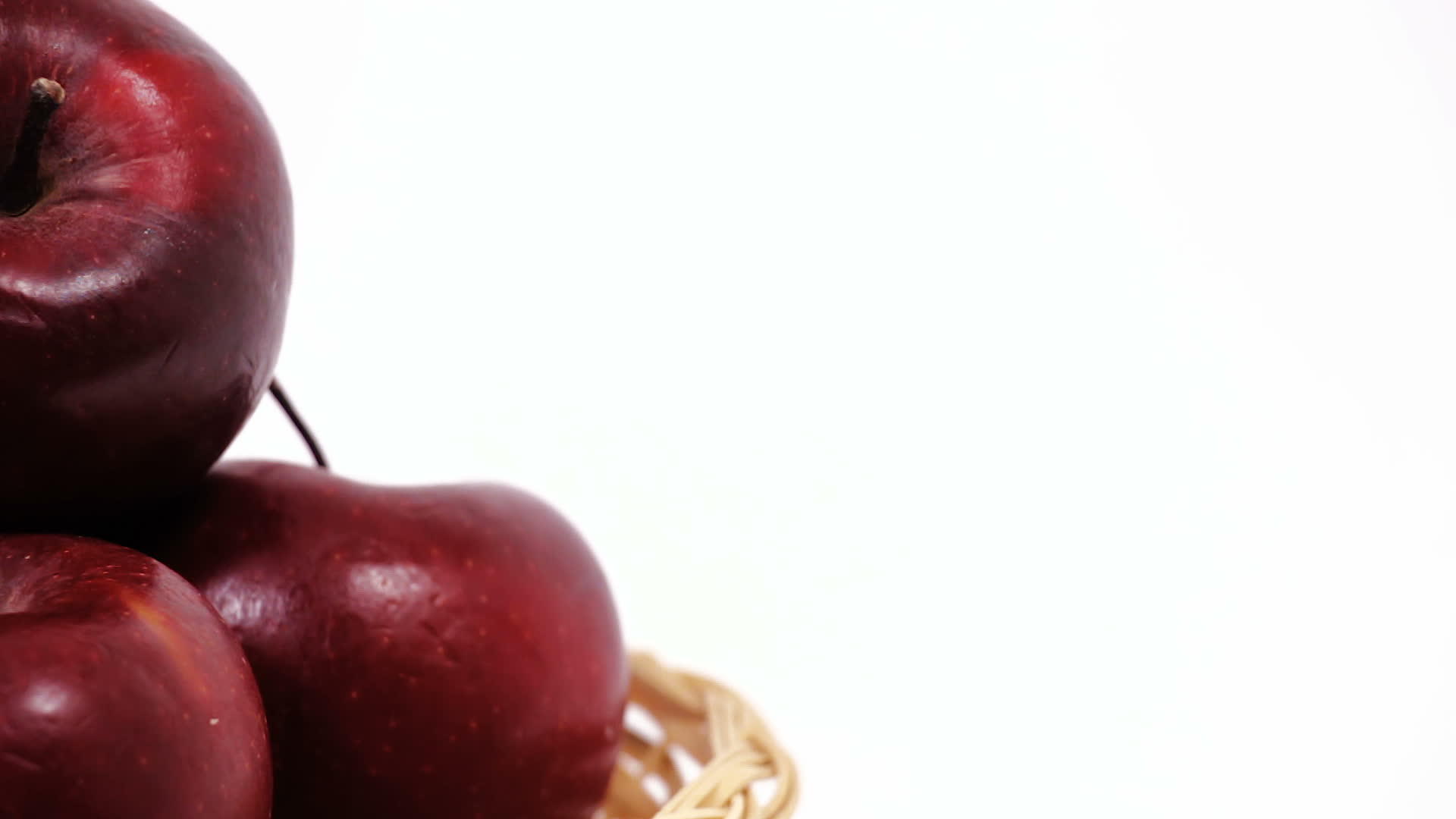 成熟的红苹果堆积在白色背景中隔离的维杰篮子里视频的预览图