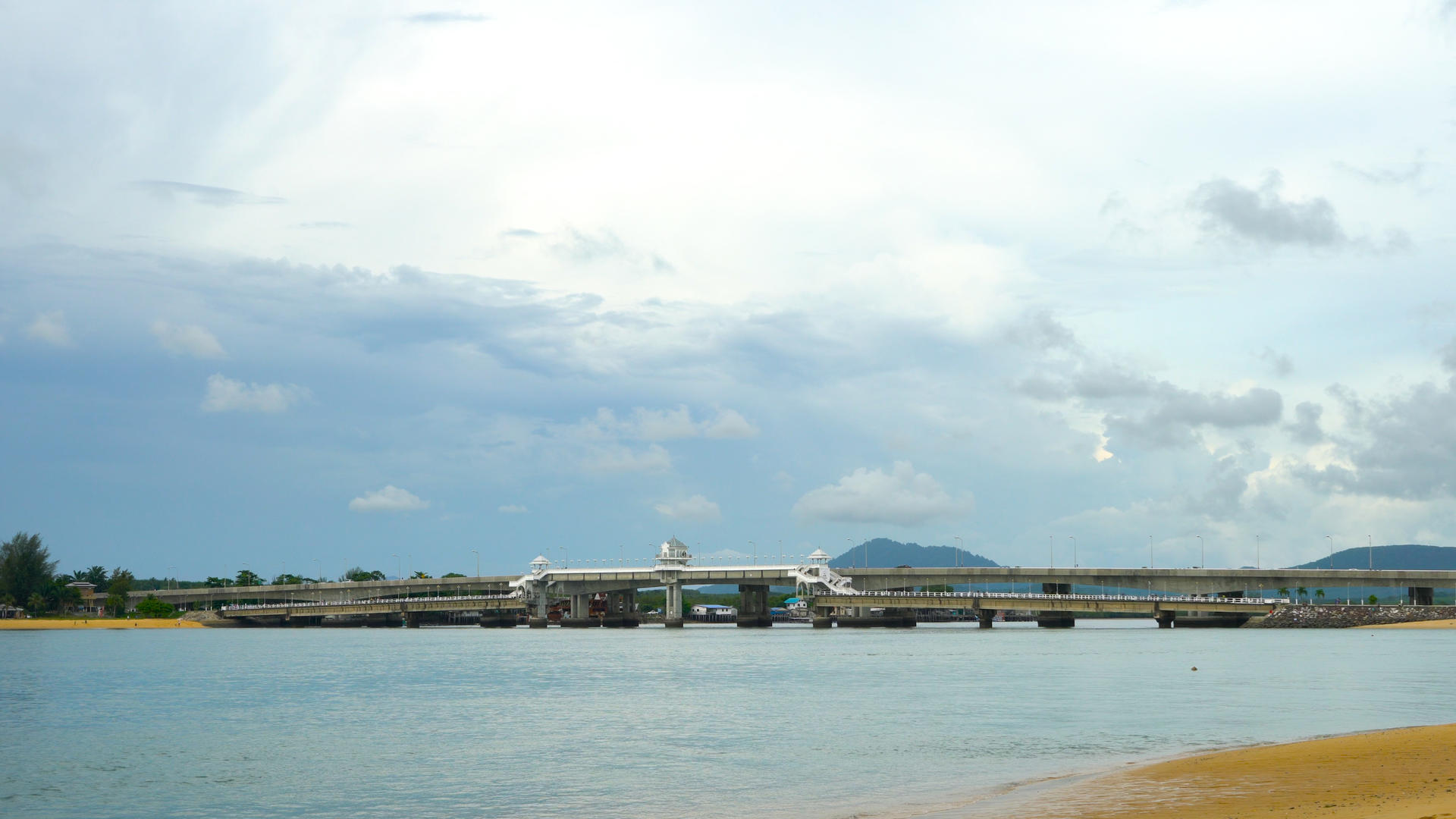 泰国普吉岛跨海大桥延时4K视频的预览图