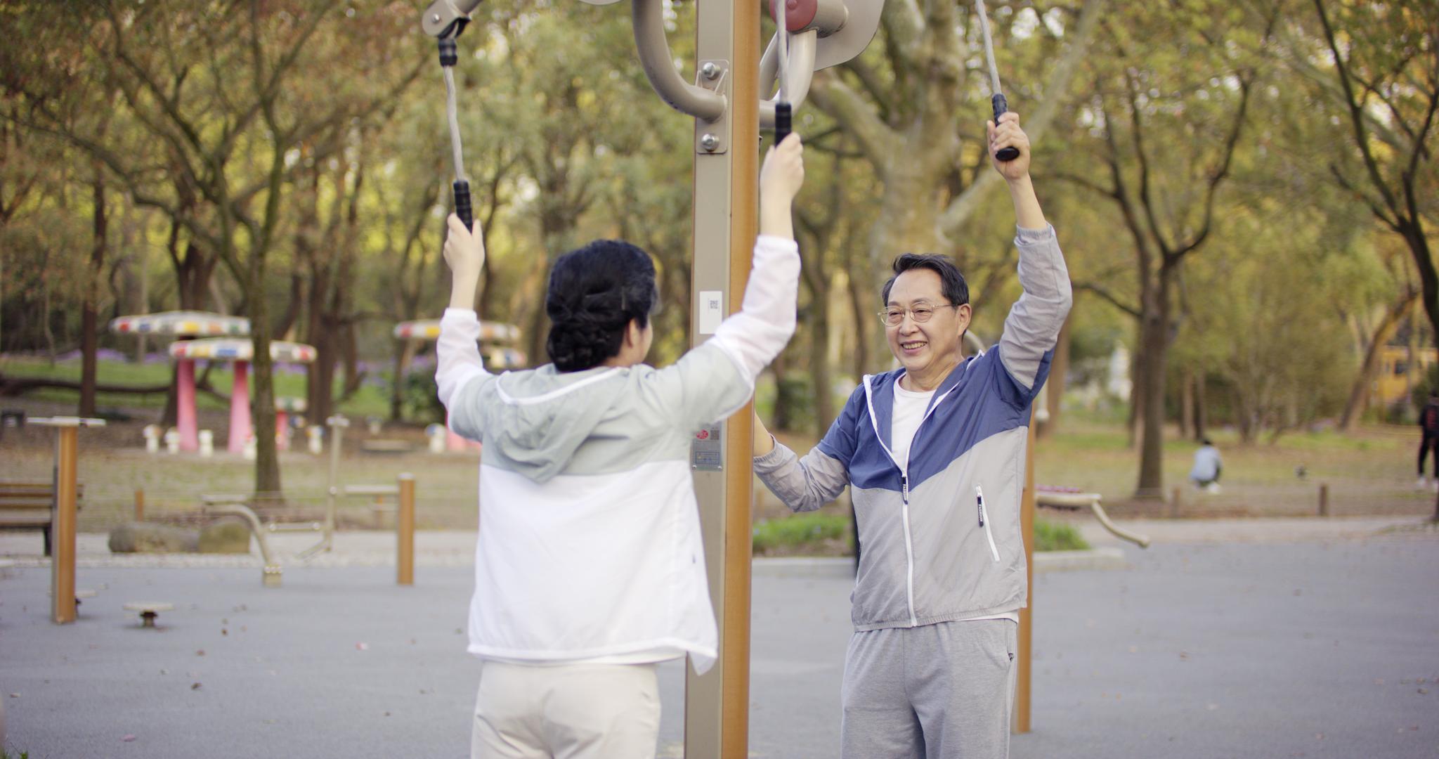 8K公园锻炼身体的老年夫妇视频的预览图