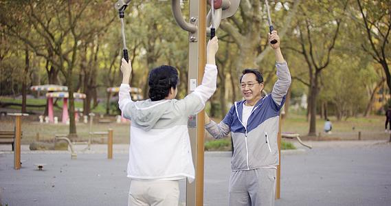8K公园锻炼身体的老年夫妇视频的预览图