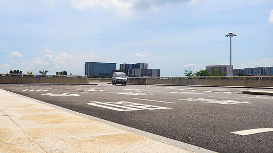 机场外围出入口车辆跟旅客视频的预览图