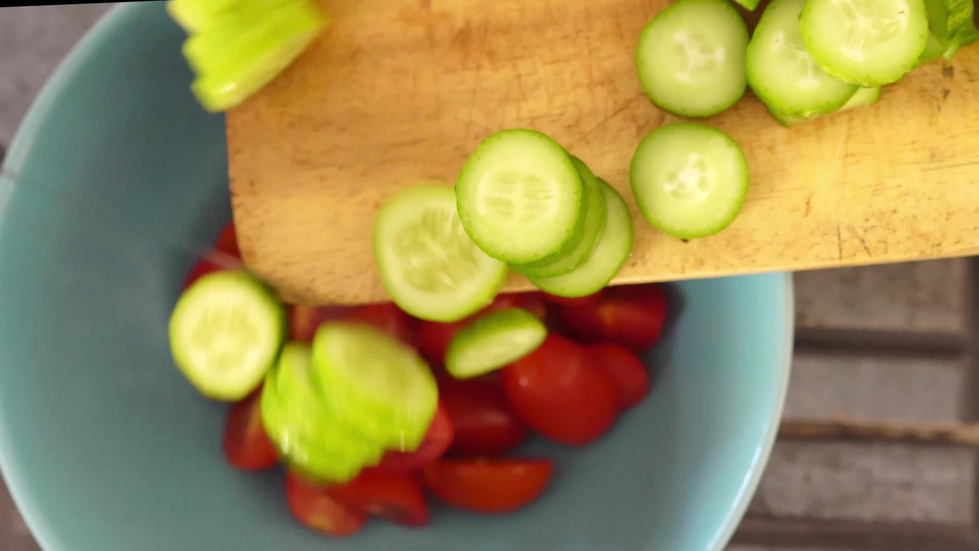 把黄瓜倒进一盘西红柿里视频的预览图