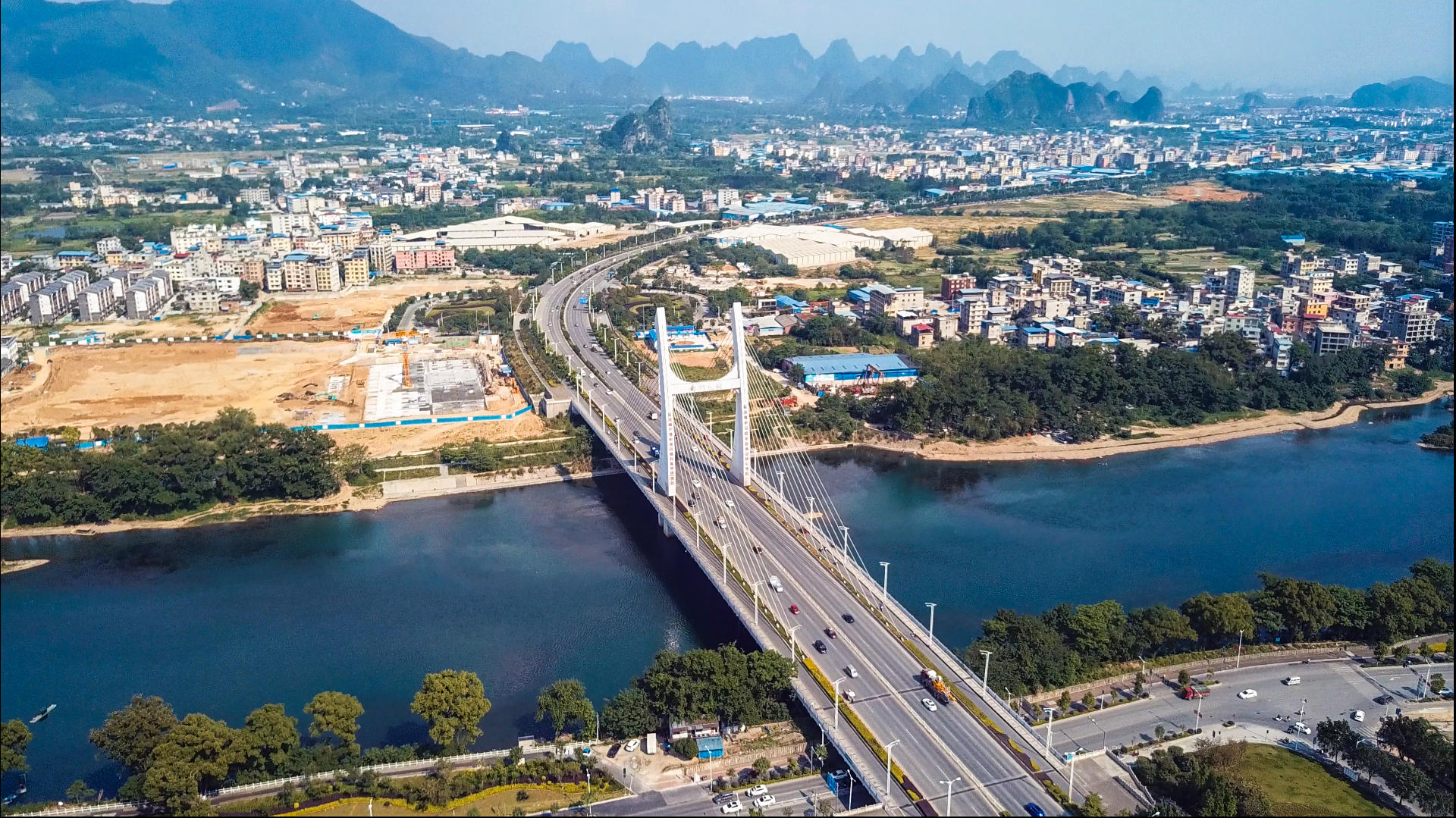 4k航拍桂林南洲大桥车流交通视频的预览图