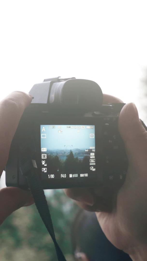 带着相机拍照的故宫全景游客视频的预览图