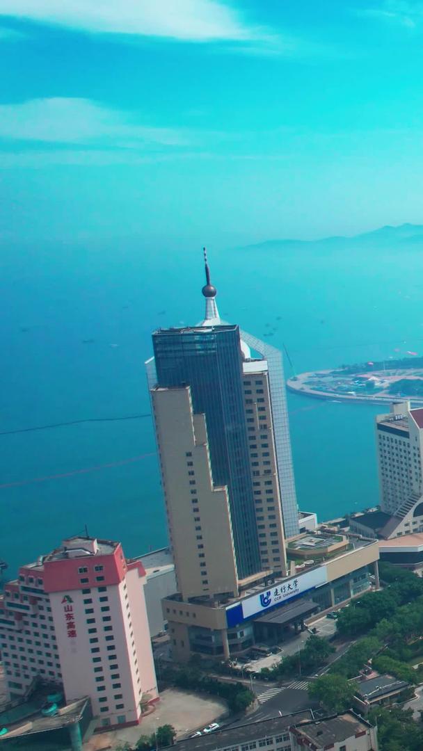 航拍鸟瞰青岛城市大景观视频的预览图