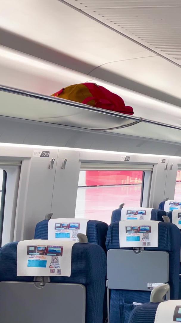 实拍高铁车厢乘务人员为乘客服务视频的预览图