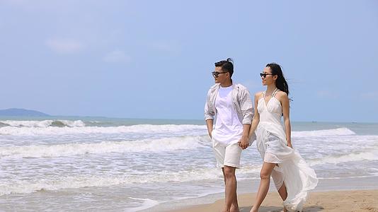 海边情侣散步视频的预览图