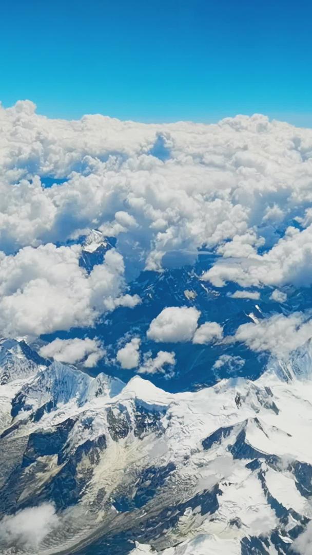 高原冰川雪山山峰航拍视频的预览图
