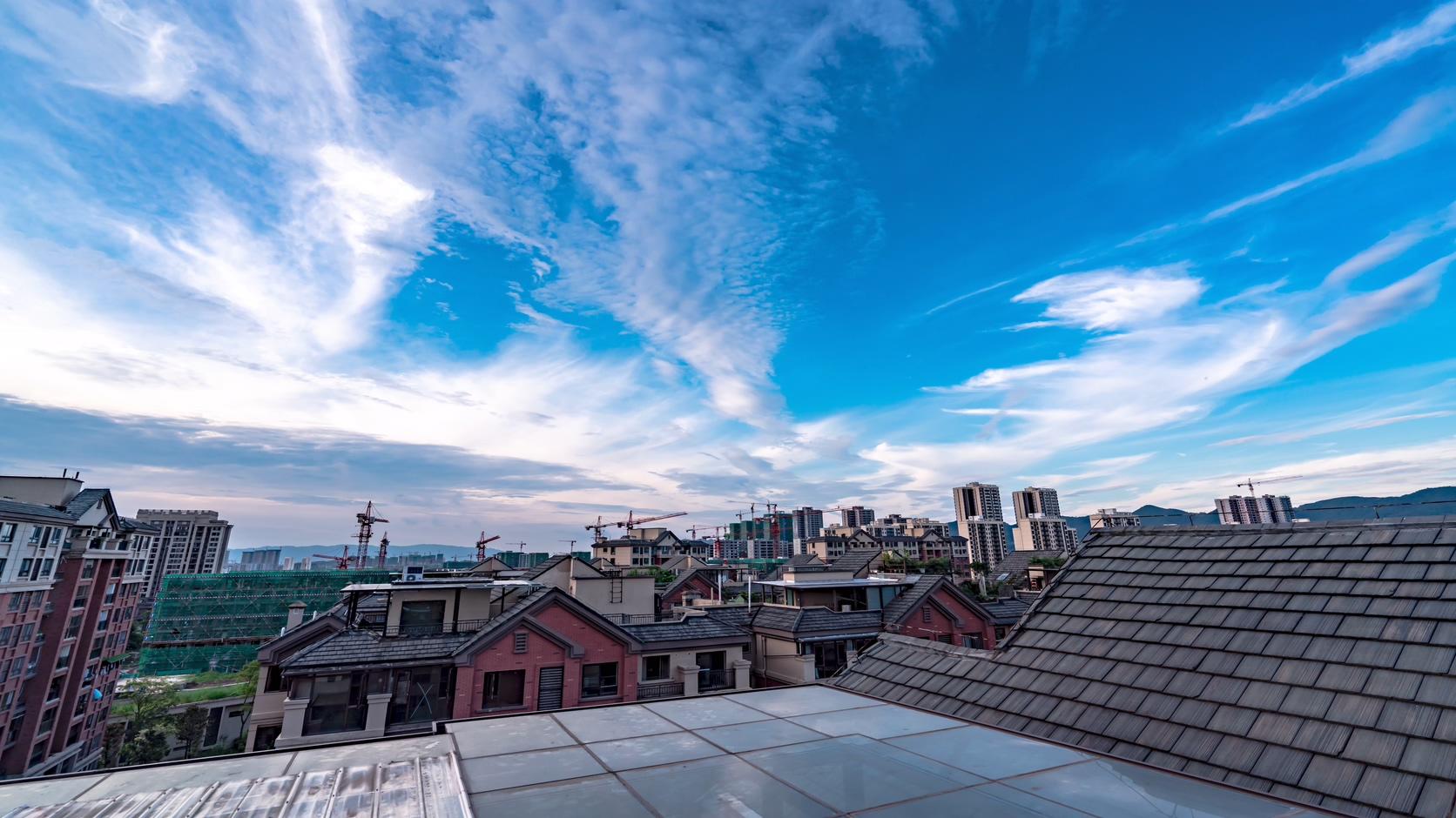 8K城市蓝天白云延时视频的预览图
