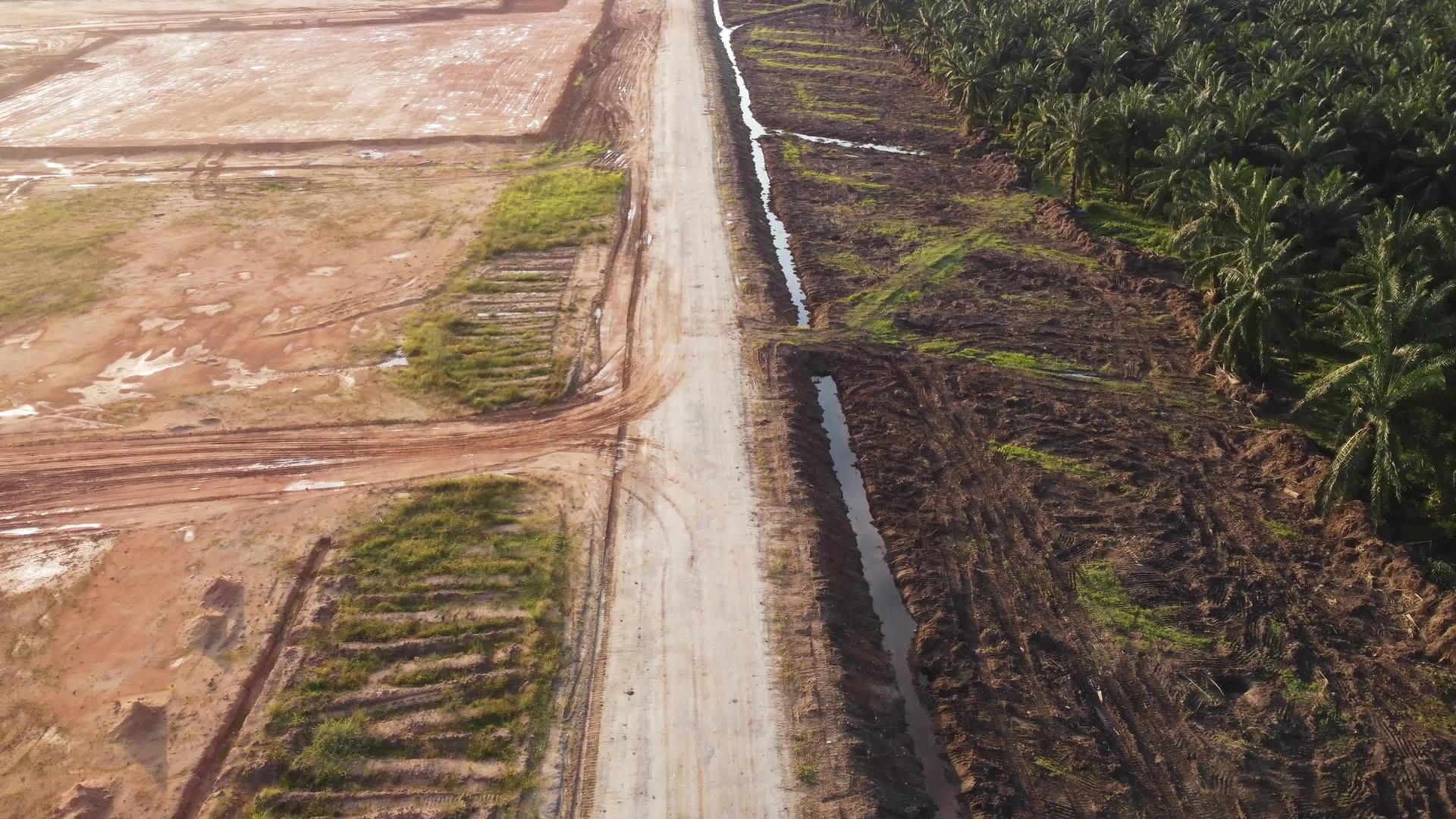 清理土地的农村道路视频的预览图