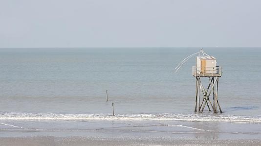 法国浪漫假期：传统的高跷钓鱼小屋被称为Carrelet安静的时刻大海很平静码头和小屋在大西洋捕鱼视频的预览图