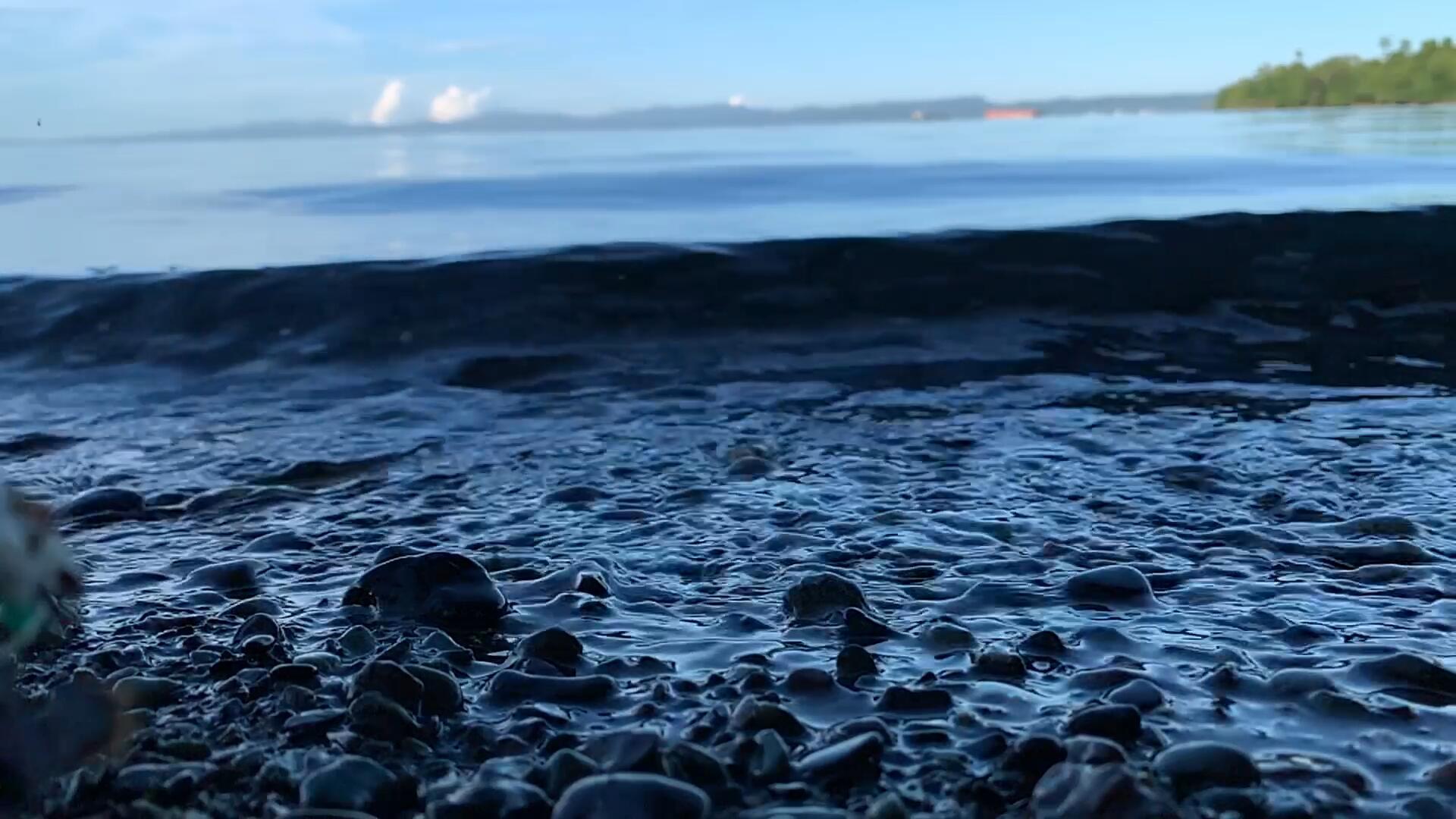 低角度海水冲击沙滩慢镜头视频视频的预览图