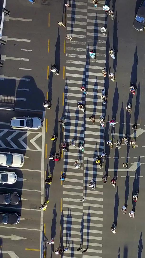 在城市十字路口俯拍行人车流视频的预览图