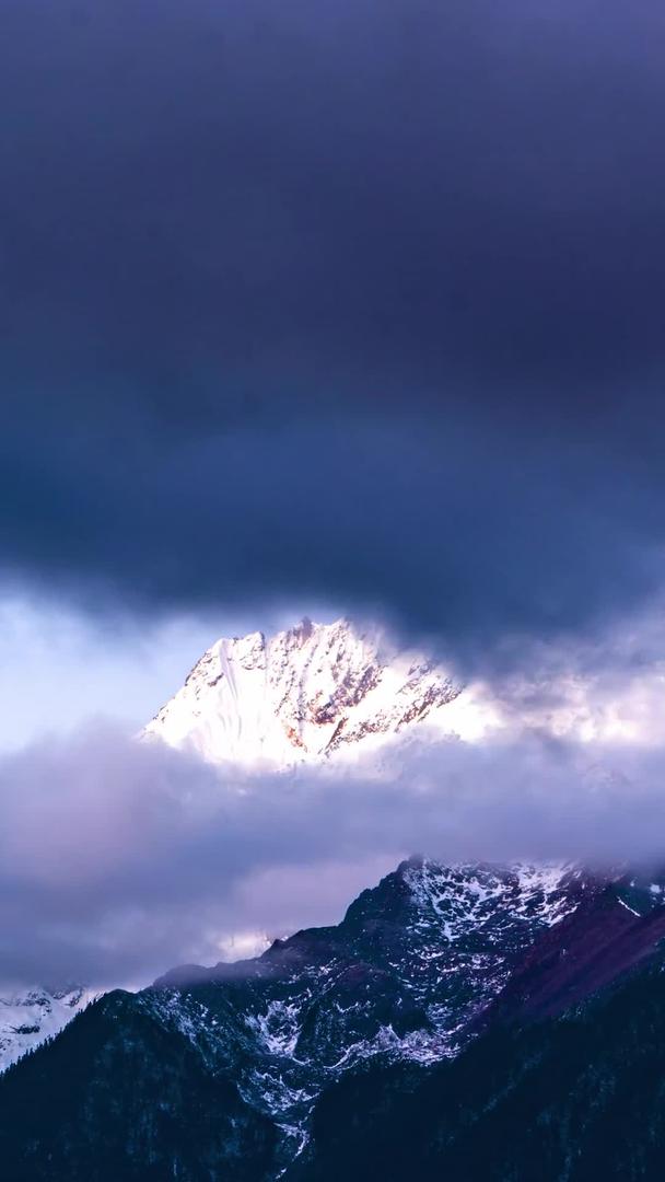 冬季延迟云南迪庆梅里雪山清晨日照金山素材视频的预览图