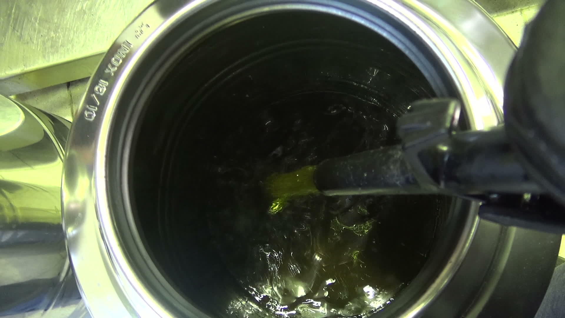装满橄榄油的罐子视频的预览图