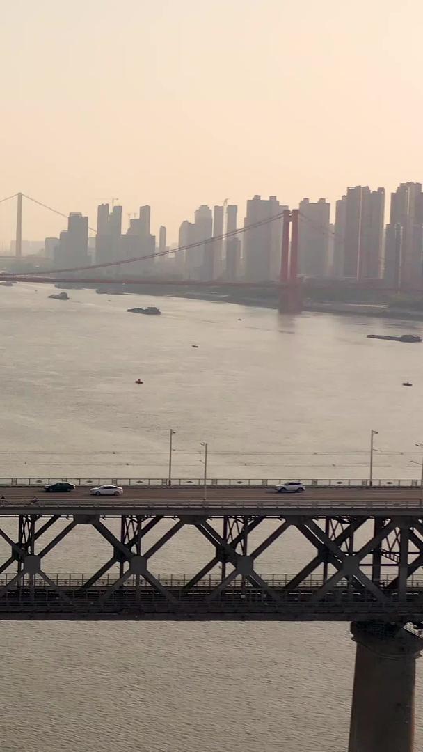 航拍穿越武汉长江大桥长江自然风光视频的预览图
