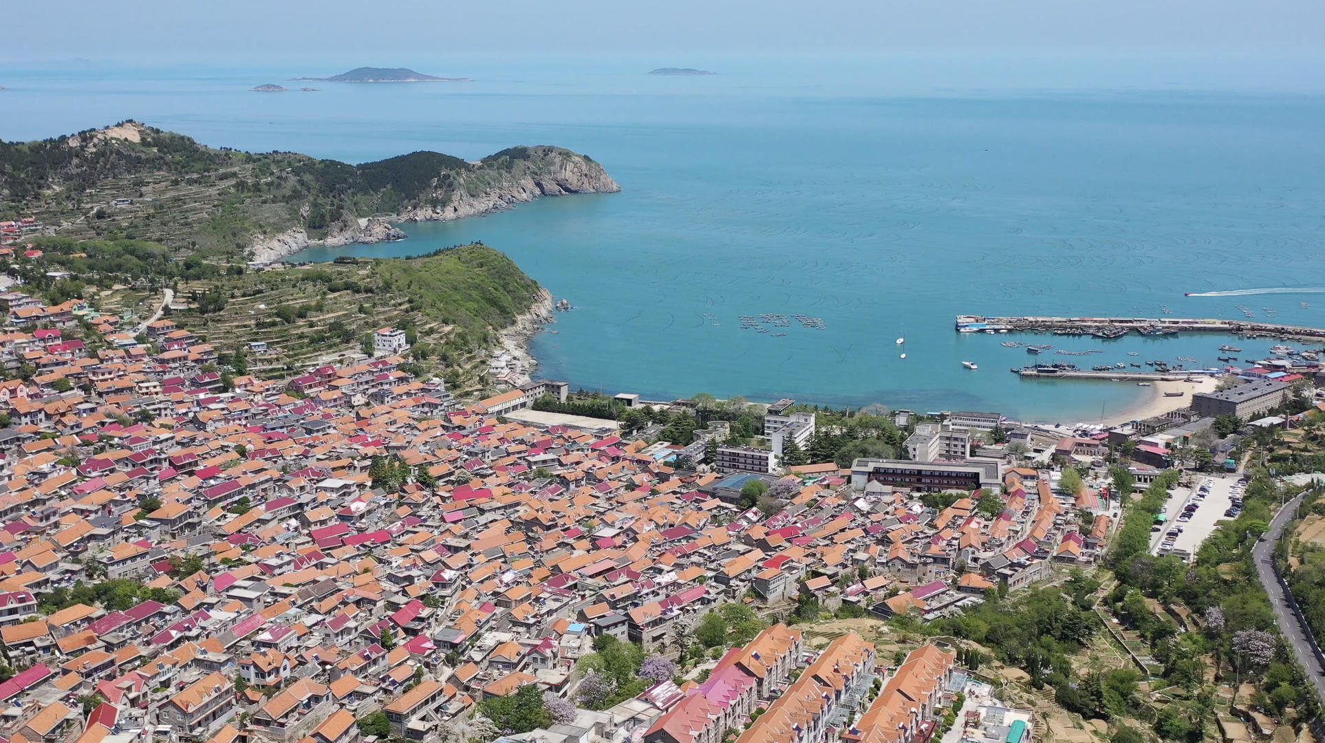 青岛海边的渔村航拍4K视频视频的预览图