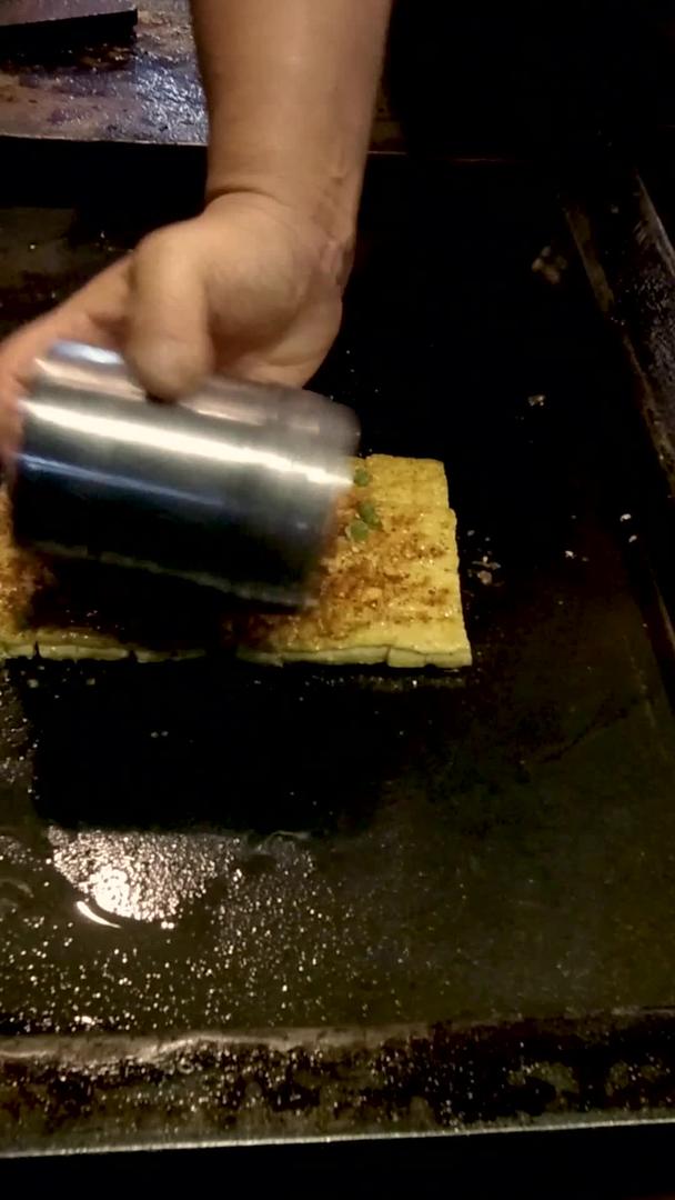 夜市小吃铁板香煎臭干子臭豆腐视频素材视频的预览图
