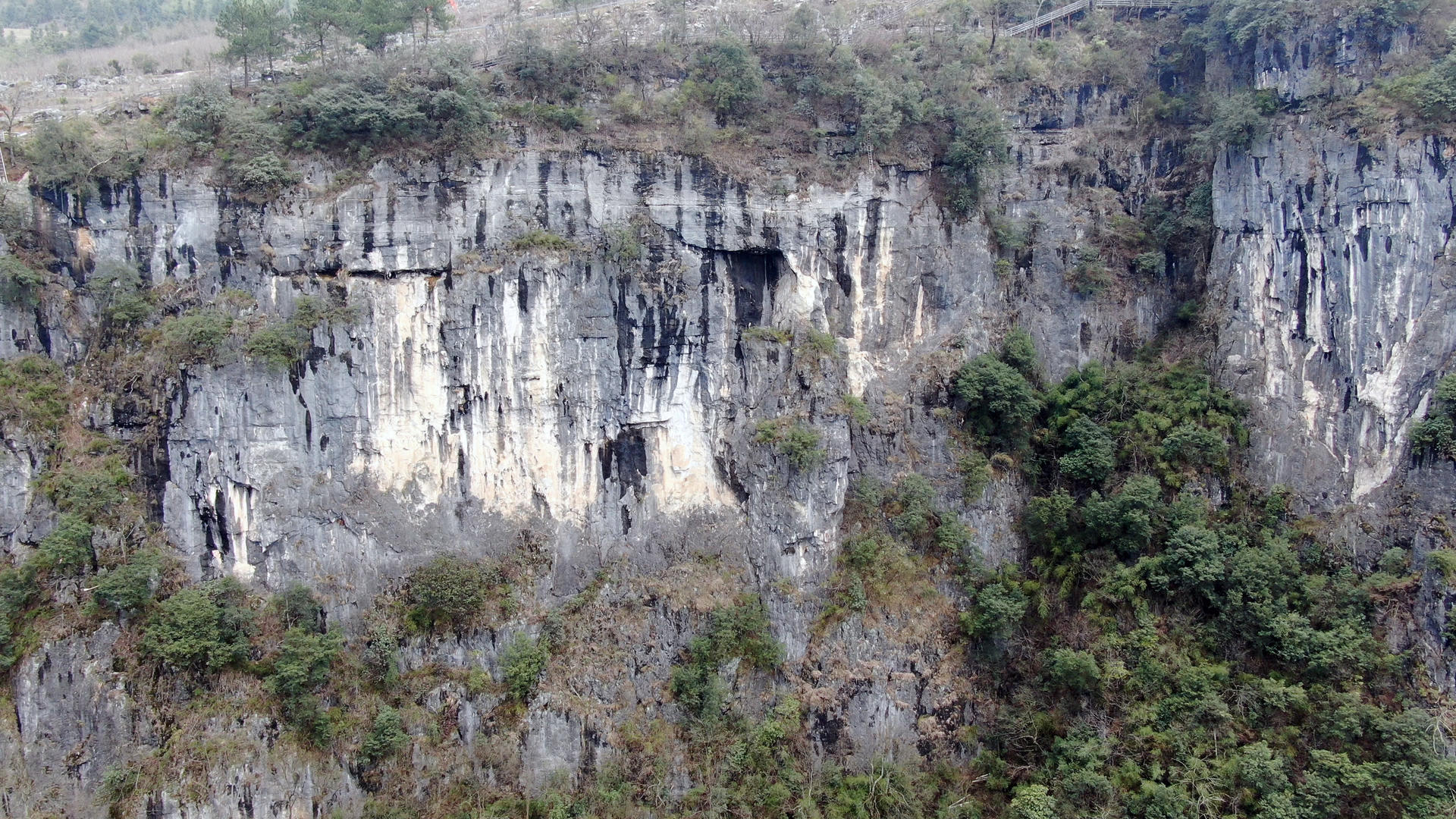 4K航拍湘西大峡谷悬崖峭壁视频的预览图