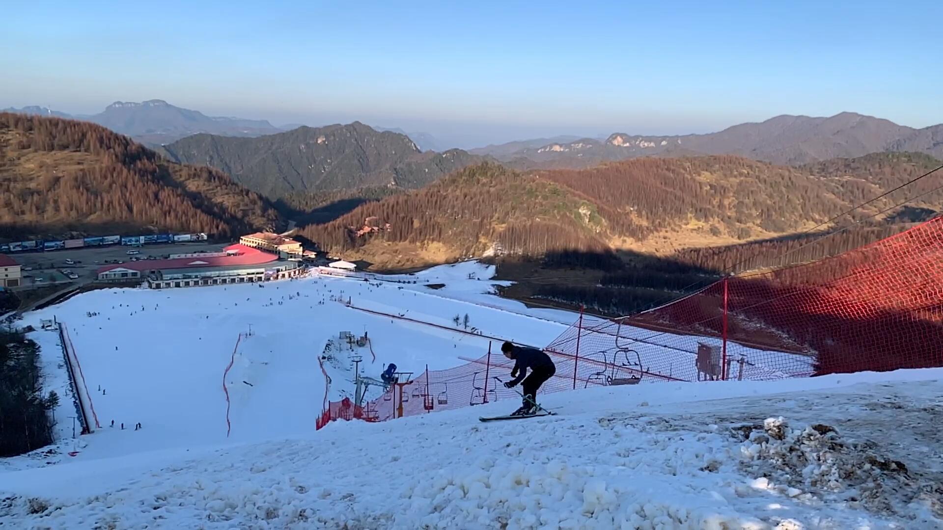 神农架国际滑雪场滑雪升格视频视频的预览图