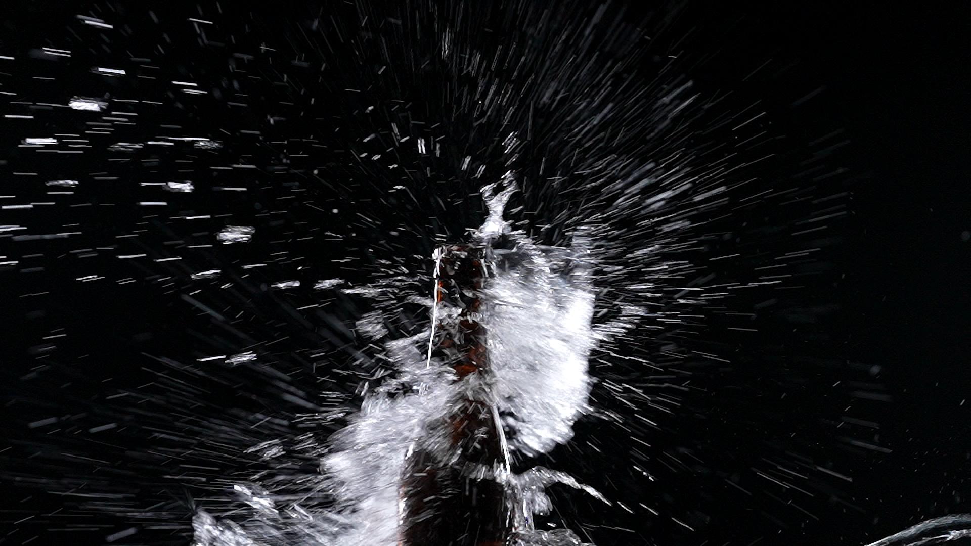 水流冲撞酒瓶费飞溅出水花视频的预览图