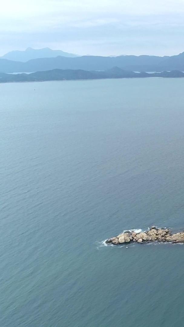 别墅航拍在深圳大小梅沙海边视频的预览图