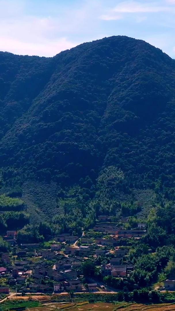 古村落被福建群山环绕视频的预览图