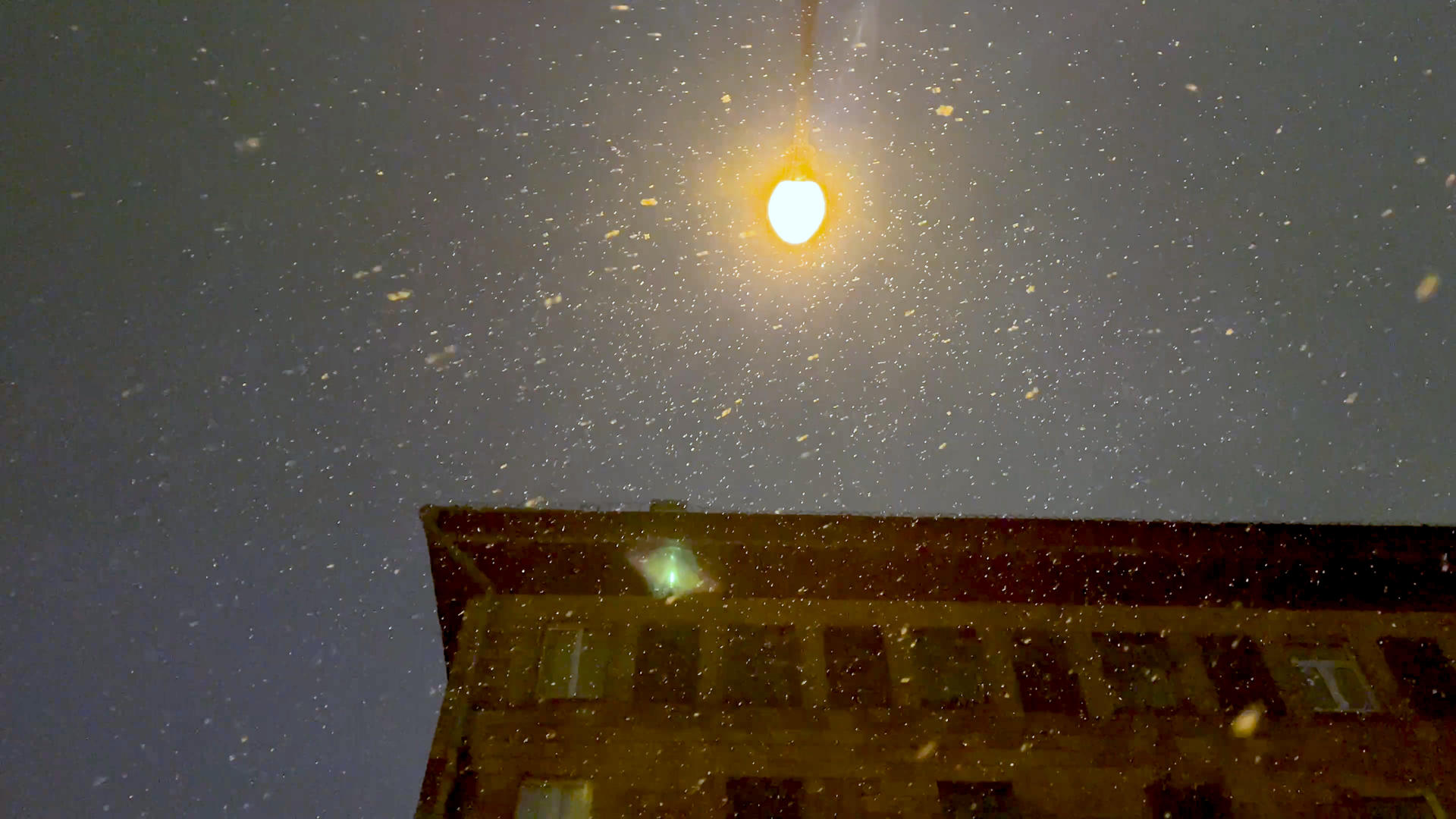 4k大雪纷飞的城市城镇居民小区一角视频的预览图