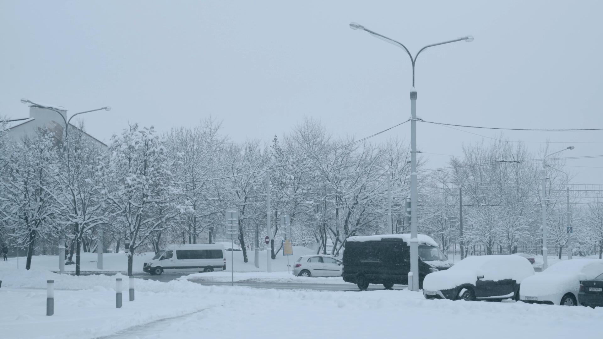 国外寒冬清晨城市道路厚厚的积雪视频的预览图