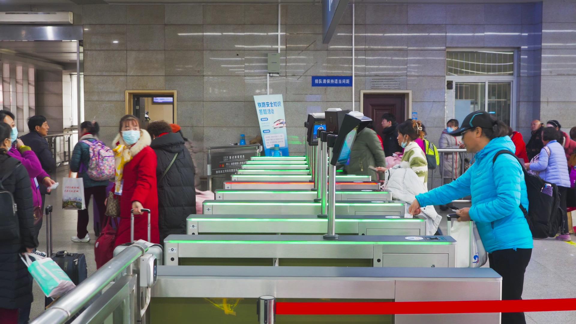 春运火车站4K实拍旅客检票过闸机视频的预览图