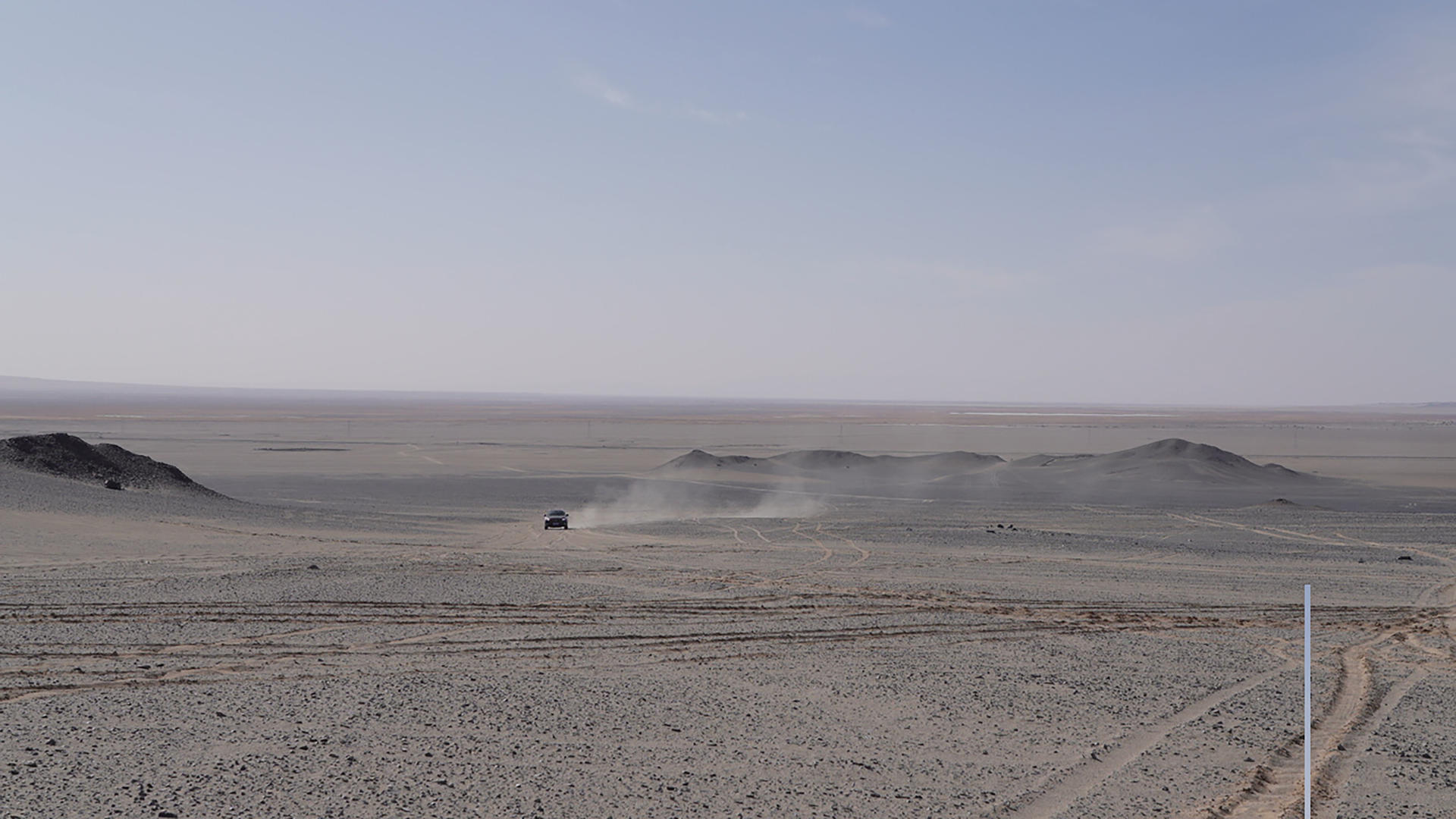 4K实拍青海海西黑山戈壁沙漠上车视频的预览图