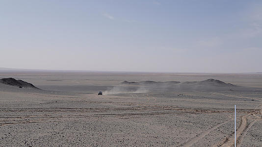4K实拍青海海西黑山戈壁沙漠上车视频的预览图