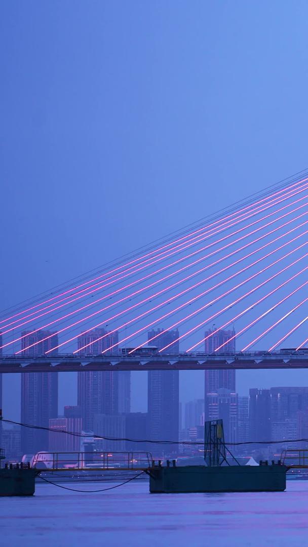 材料慢镜头升级拍摄城市物流长江轮渡码头江景桥夜景视频的预览图