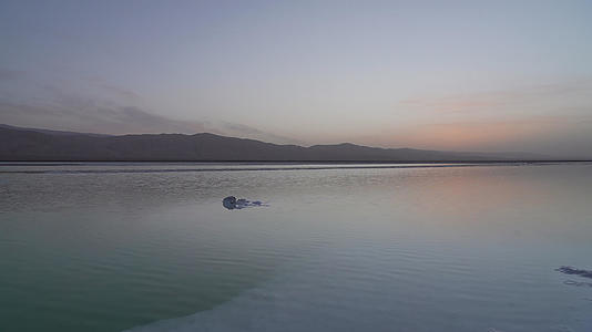 4K实拍青海海西茫崖翡翠湖凌晨视频的预览图