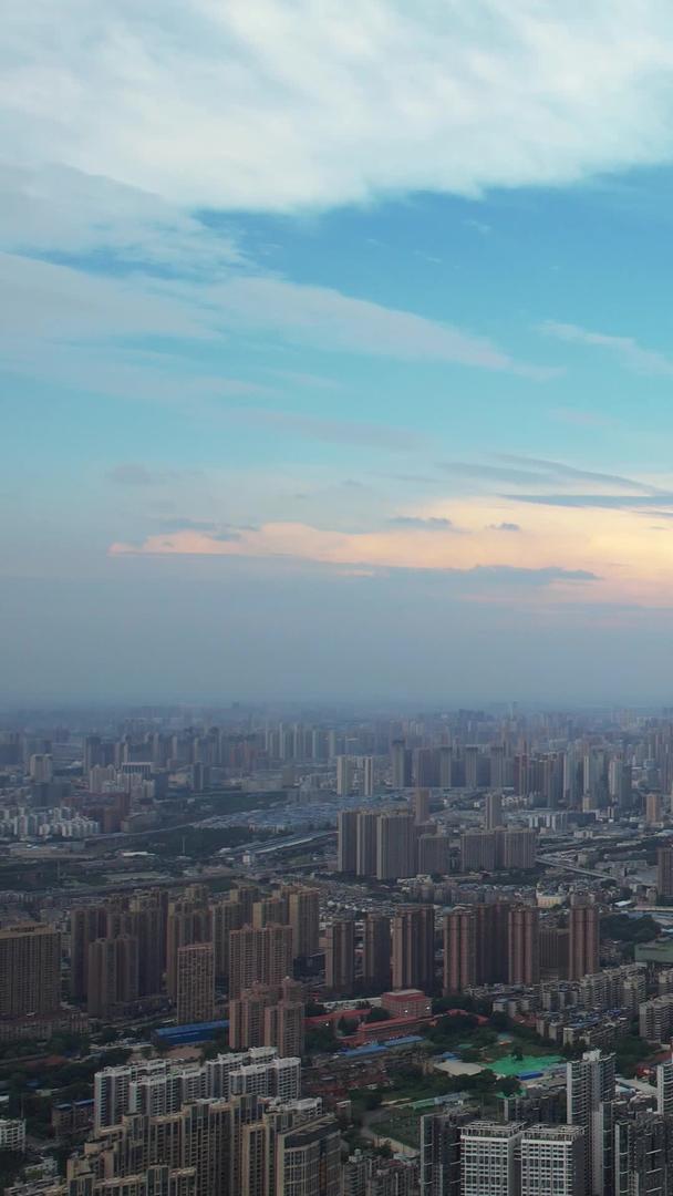 航拍蓝天白云夕阳夕阳天空城市天际线商务建筑素材视频的预览图