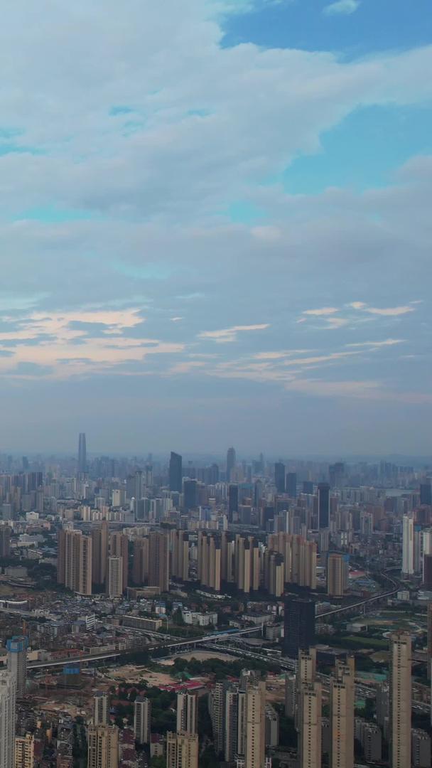 航拍蓝天白云夕阳夕阳天空城市天际线商务建筑素材视频的预览图