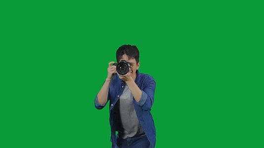 4K绿幕男性摄影师拍照视频的预览图