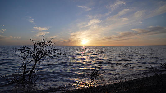 4K实拍夕阳红青海湖视频的预览图