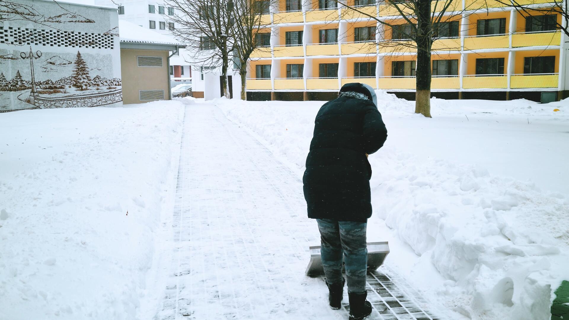 寒冬清晨清理人行道路冰雪积雪视频的预览图