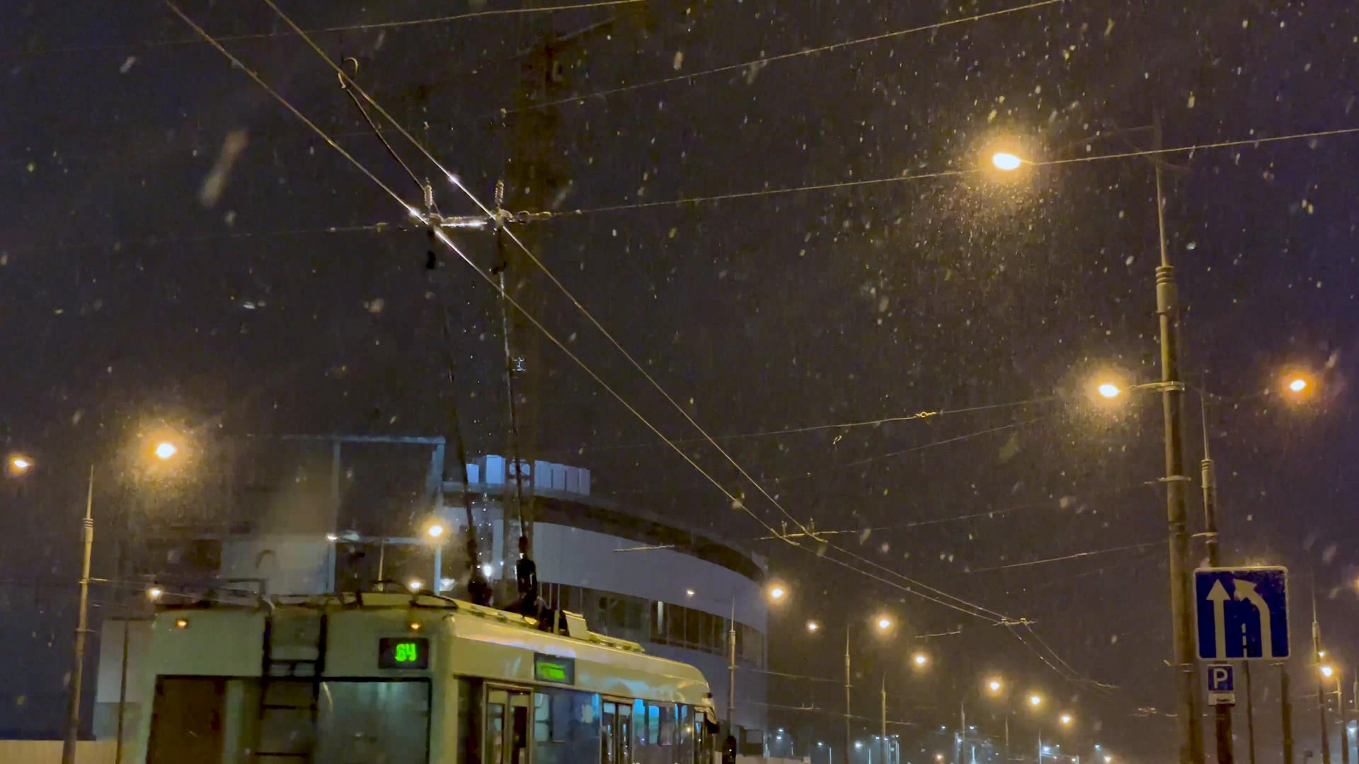 4K城市大雪里晚归的轨道列车视频的预览图