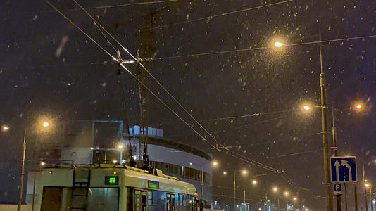 4K城市大雪里晚归的轨道列车视频的预览图