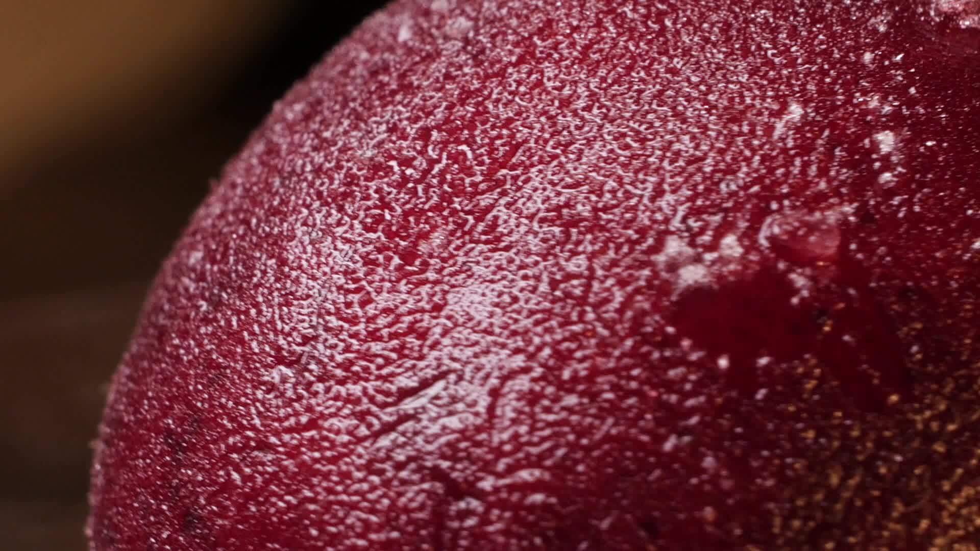 深色背景旋转樱桃有水滴视频的预览图