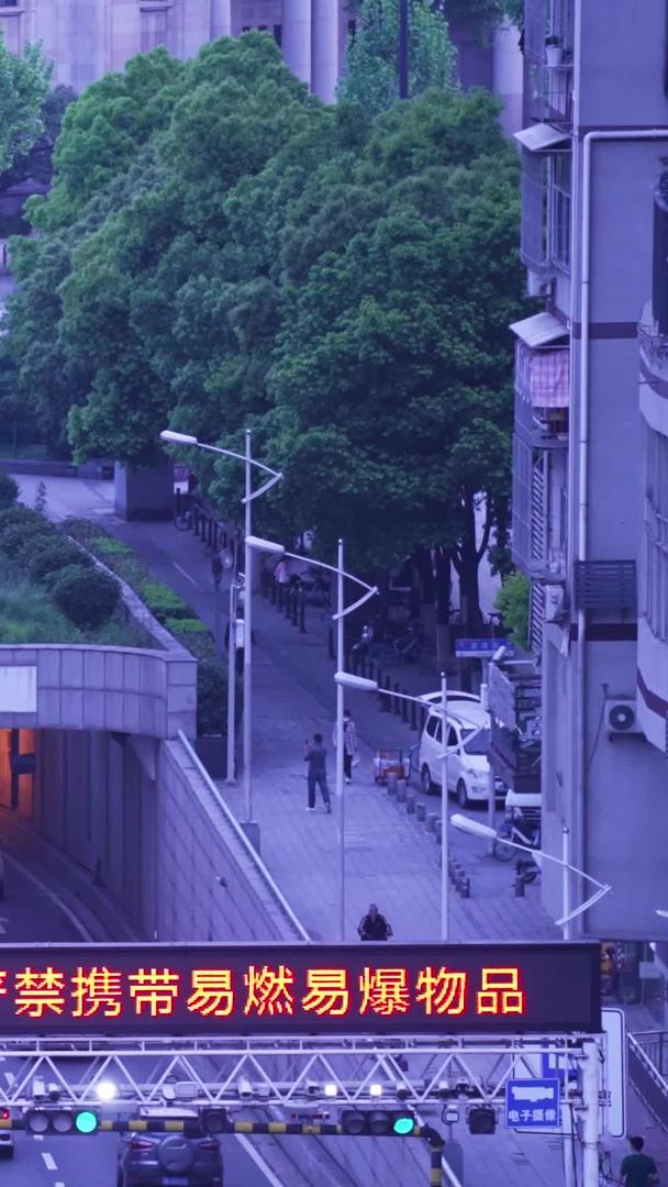 国内首次航拍过江隧道城市交通道路交通流量材料视频的预览图